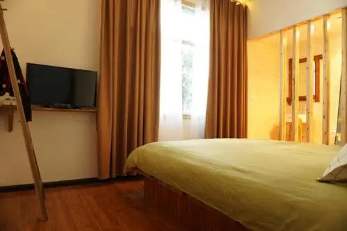 Xingyi Wanfeng Lin Jianshan Guest House
