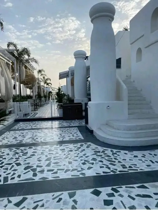 Lovely Studio apartment 1-bedroom with small kitchen and pool