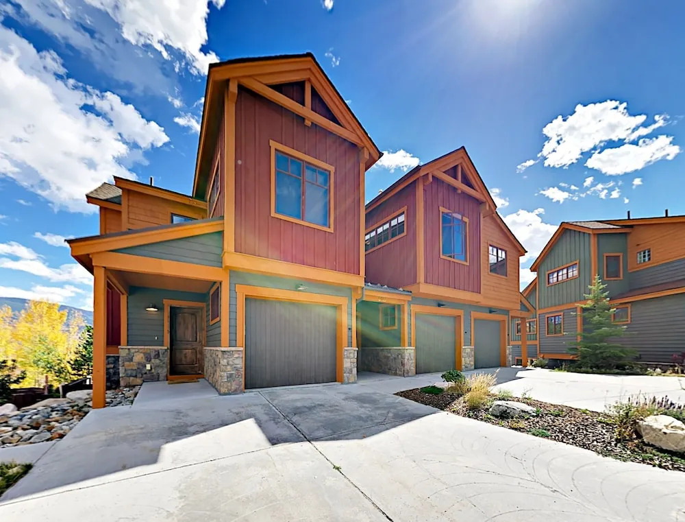 Elegant Townhome with Hot Tub by RedAwning