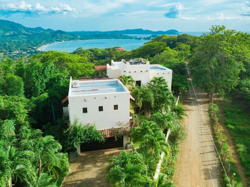 Luxurios Beachfront Villa on Flamingo Beach with Daily Maid and Security