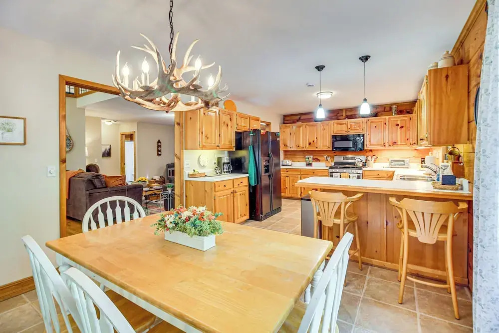 North Georgia Cabin w/ Hot Tub & Community Perks