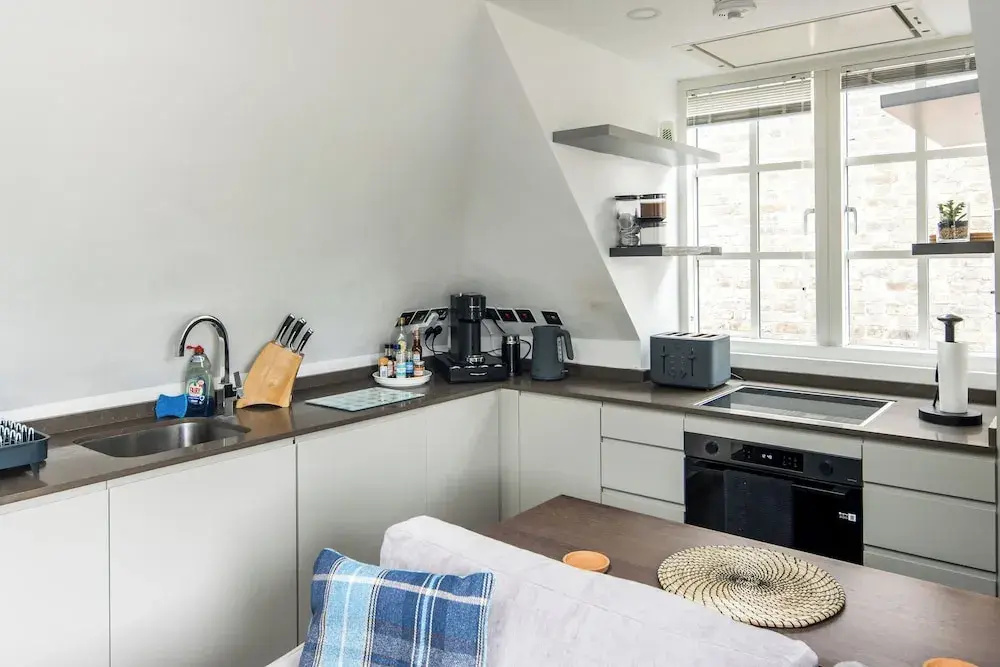 Sleek and Stylish 1BD Apt w/ Balcony, Hammersmith