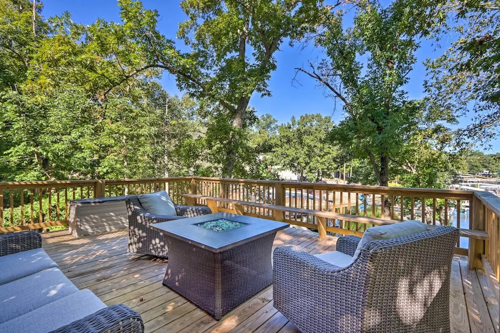 Dock & Jet Ski Slip: Lakeside Sunrise Beach Home!