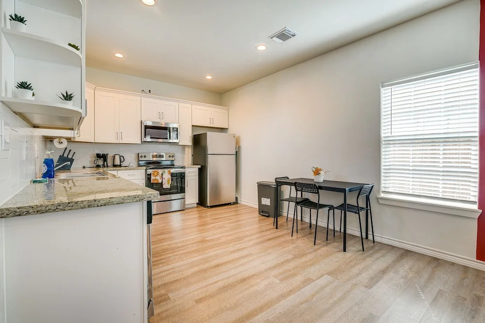 Modern Houston Haven: 3 Mi to Downtown Attractions