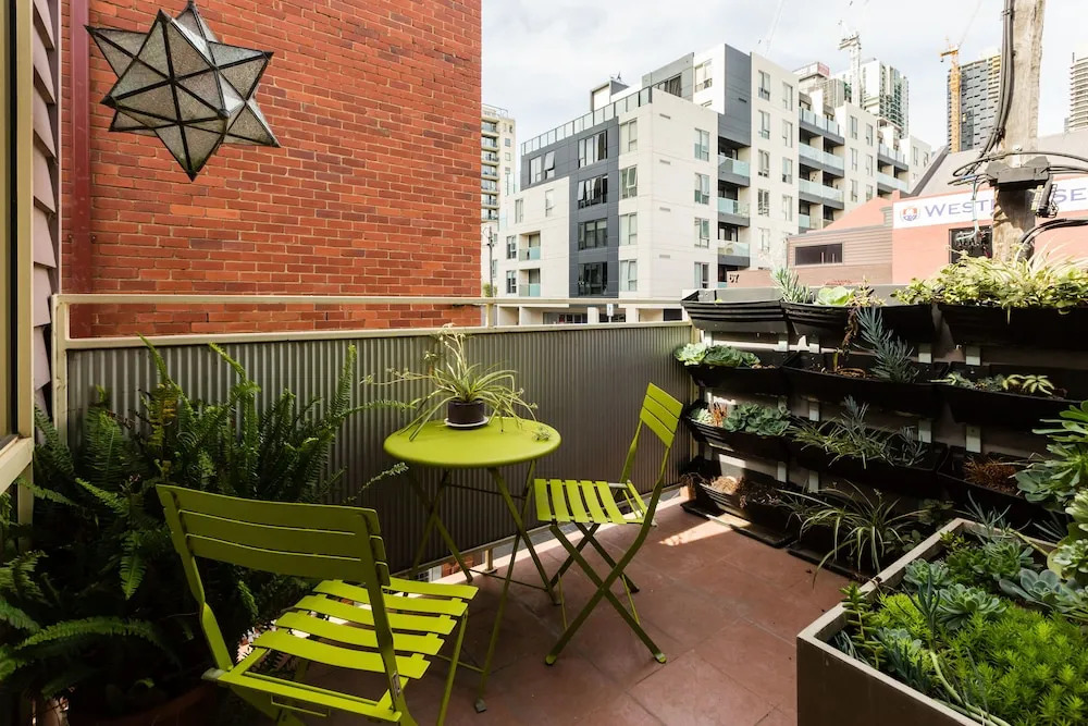 KIM, 2BDR West Melbourne Apartment