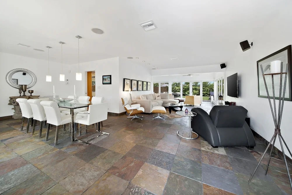 Upscale Modern Beach W/ Saltwater Pool 3 Bedroom Home