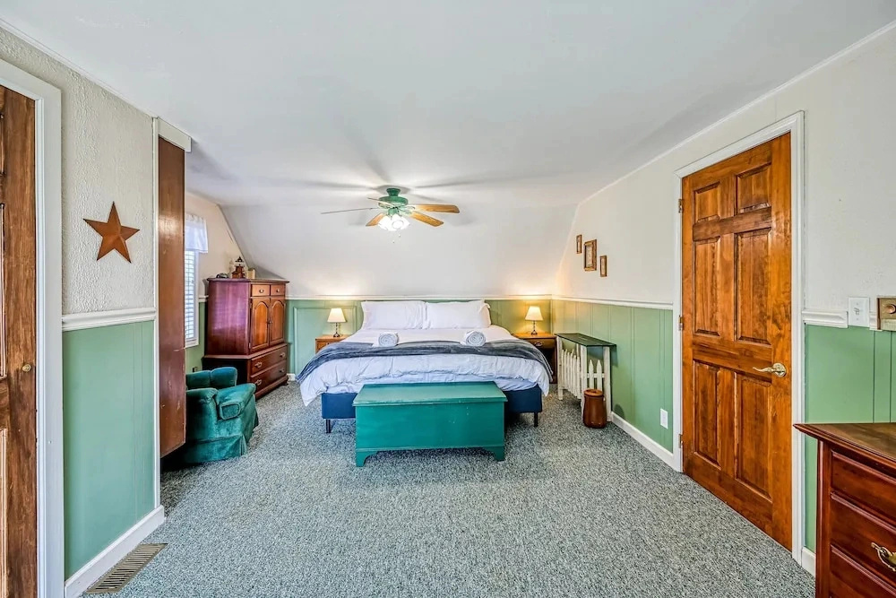 Herons Rest - Lakefront Home With Dock, Pool Table, & hot tub - Dogs OK