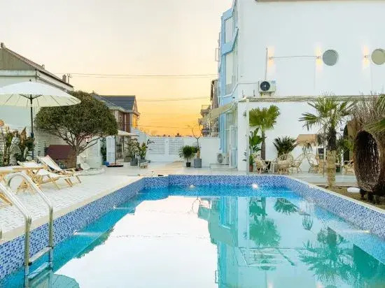 Left bank•la vie Pool Resort