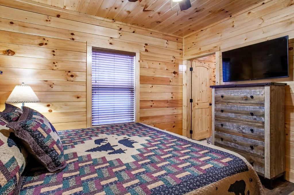 Swimming Bears Lodge 2 with Pool, Hot Tub and Theater