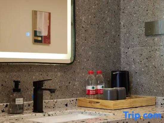 Yichang Acura Hotel (Wuyue Plaza Branch of Three Gorges University)