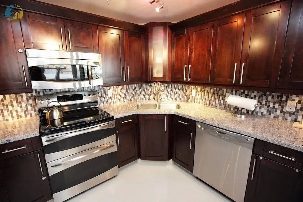 Alexander 1421 3 Bedroom Apts by RedAwning