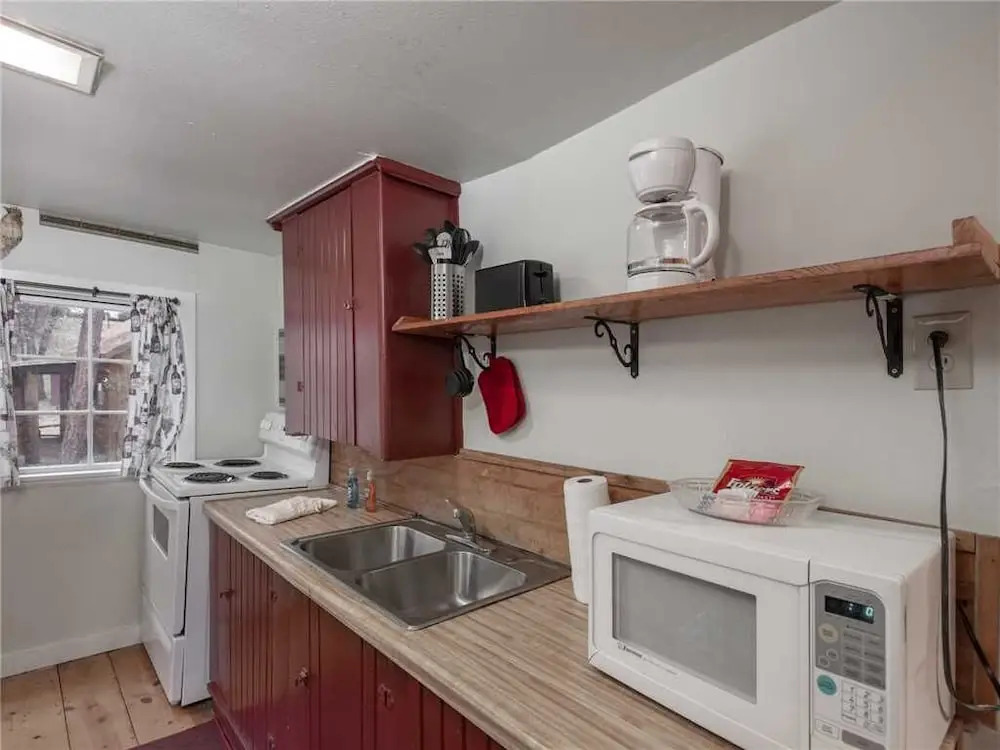 Bear Bones, 2 Bedrooms, Front Porch, Midtown, Sleeps 4