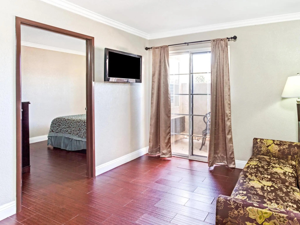 Cabana Inn & Suites