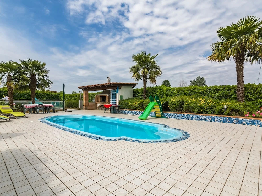 Beautiful Holiday Home in Zelarino With Swimming Pool