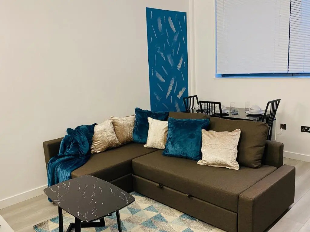 Cosy Exec Base - Entire Apartment - Home away from home by HBN