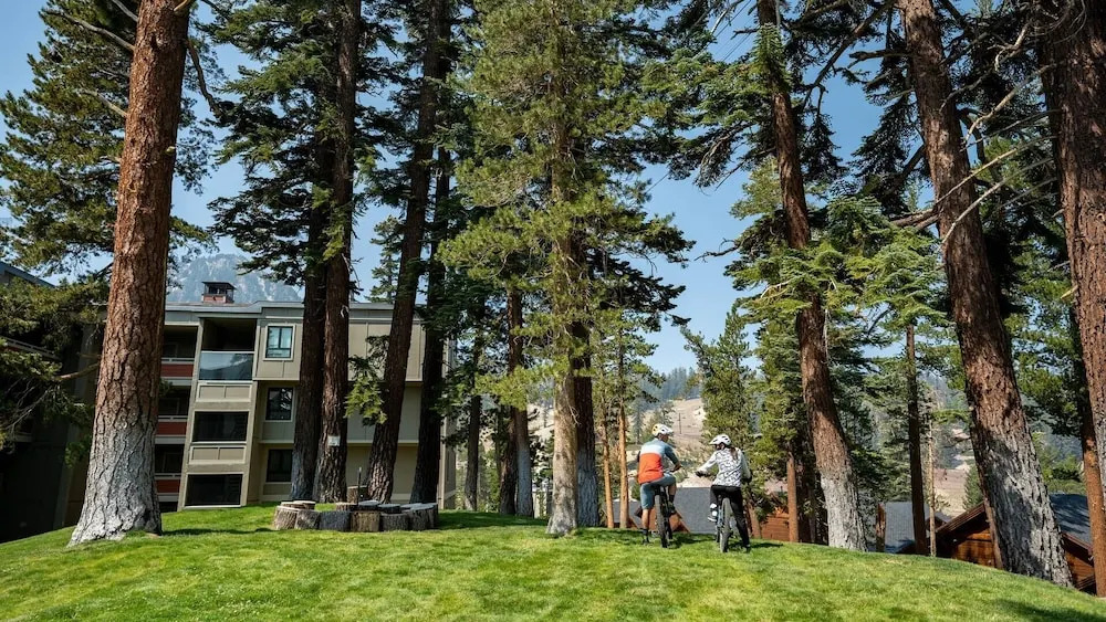 Mountainside 2BR/2BA Just Steps to 3 Spas, Sauna, Pool and Mammoth Mountain!  by RedAwning