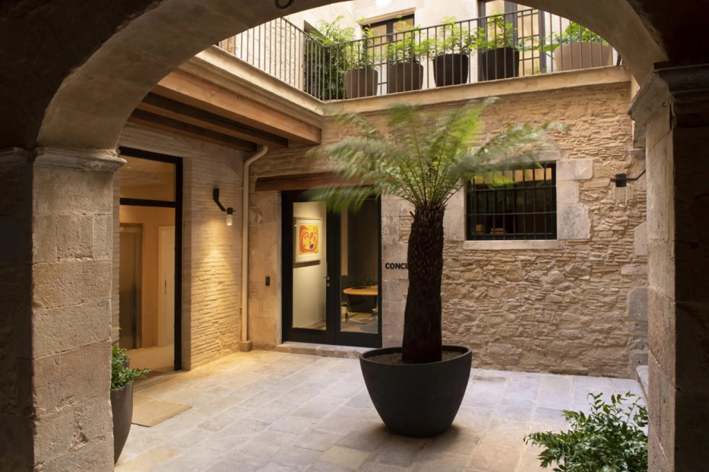 Premium apartment in El Gótico with 3 bedrooms and 3 bathrooms, two of them en suite.