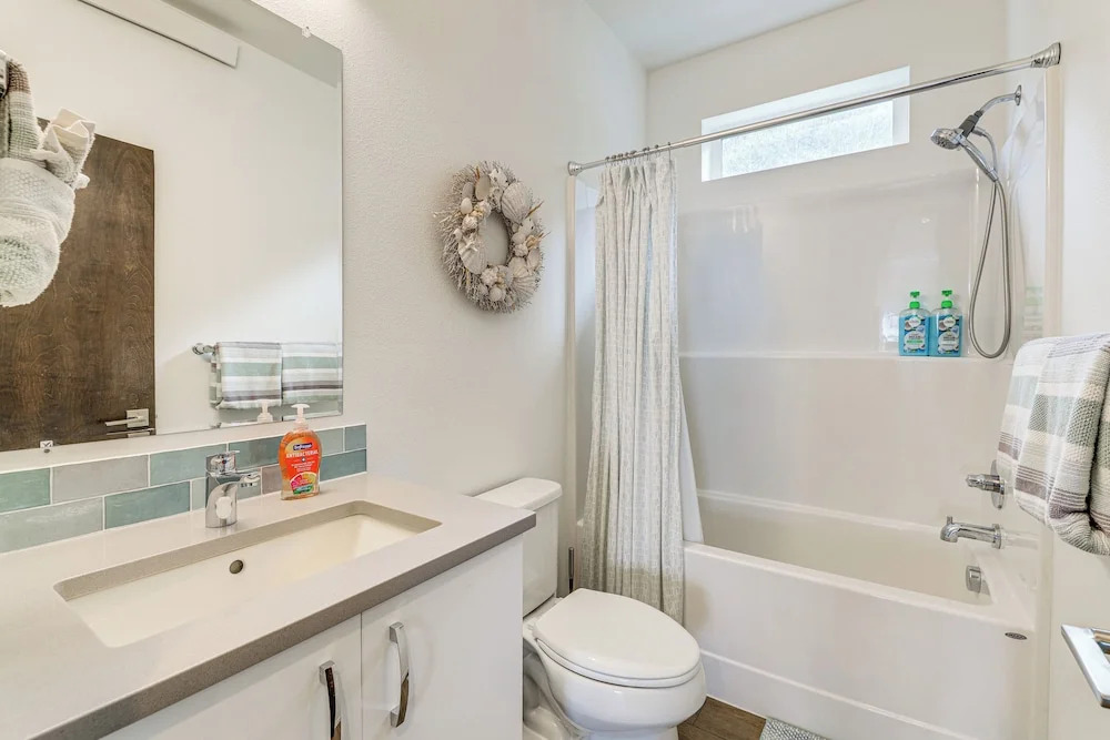 Depoe Bay Townhome w/ Deck & Stunning Ocean Views!