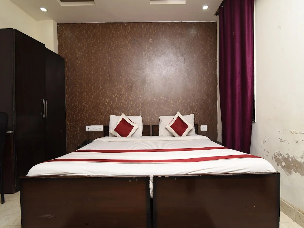 OYO 23677 Hotel Marina