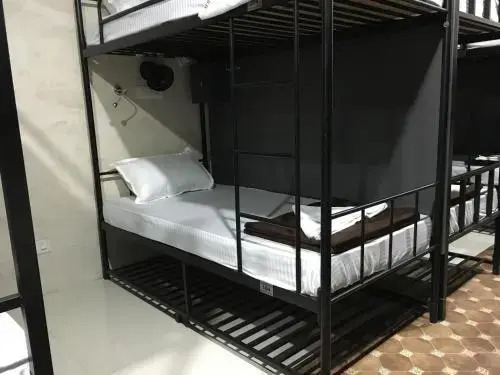 Airport Hostel 13