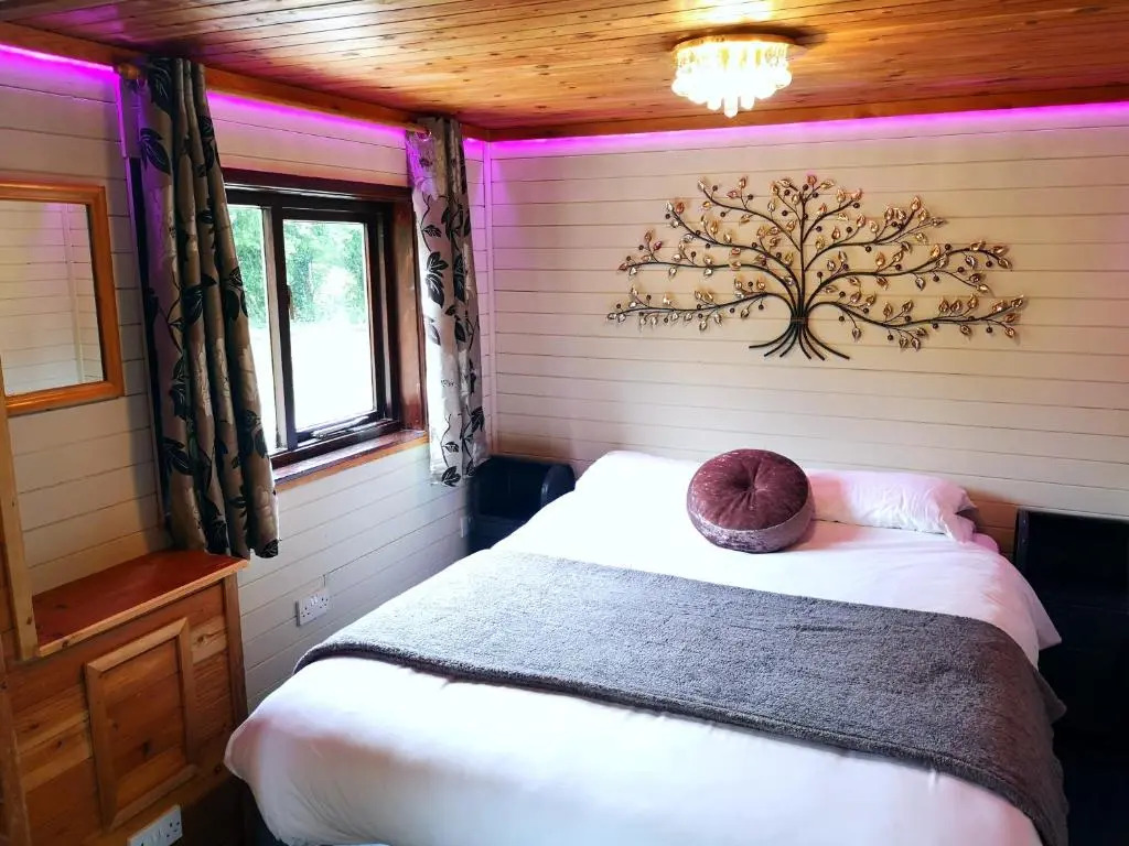 Otter 2 Lodge - Private Hot Tub- Dog Friendly - Wiltshire-Bristol
