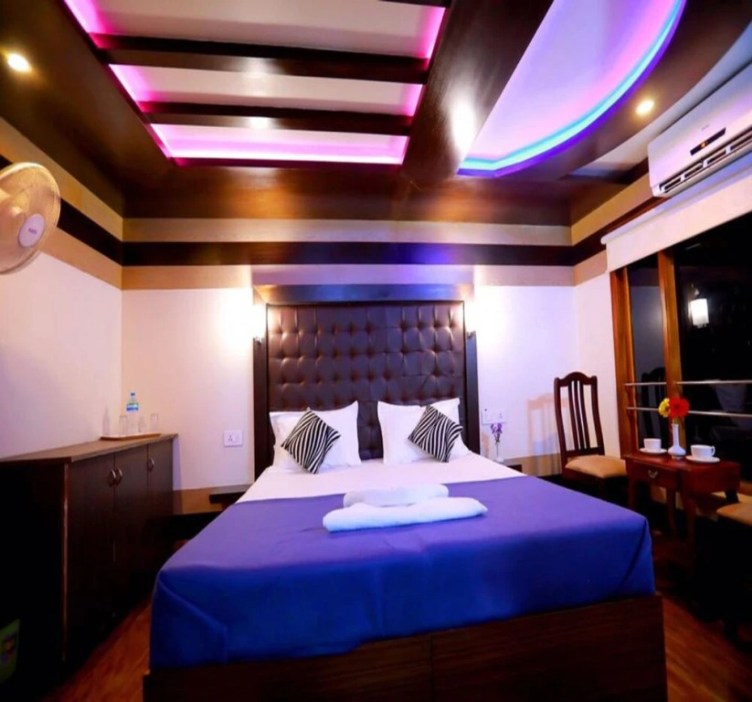 India Vacationz Houseboat