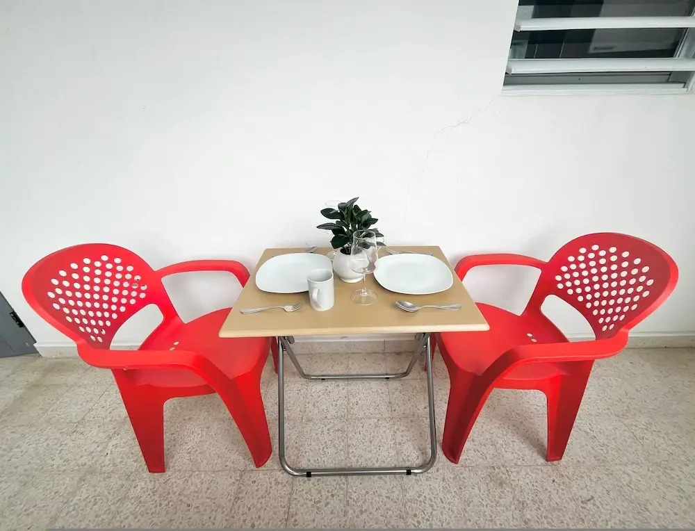 Centrally Located Sunny Apartment Walk to Beaches