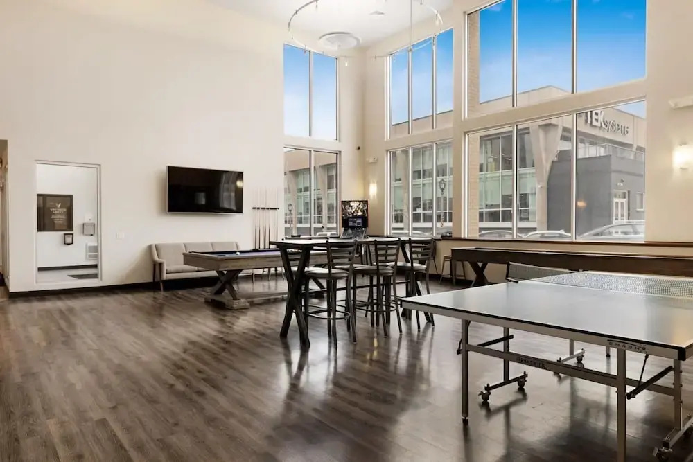 Milwaukee Beautiful Family 2BD 2BA Downtown Apartment