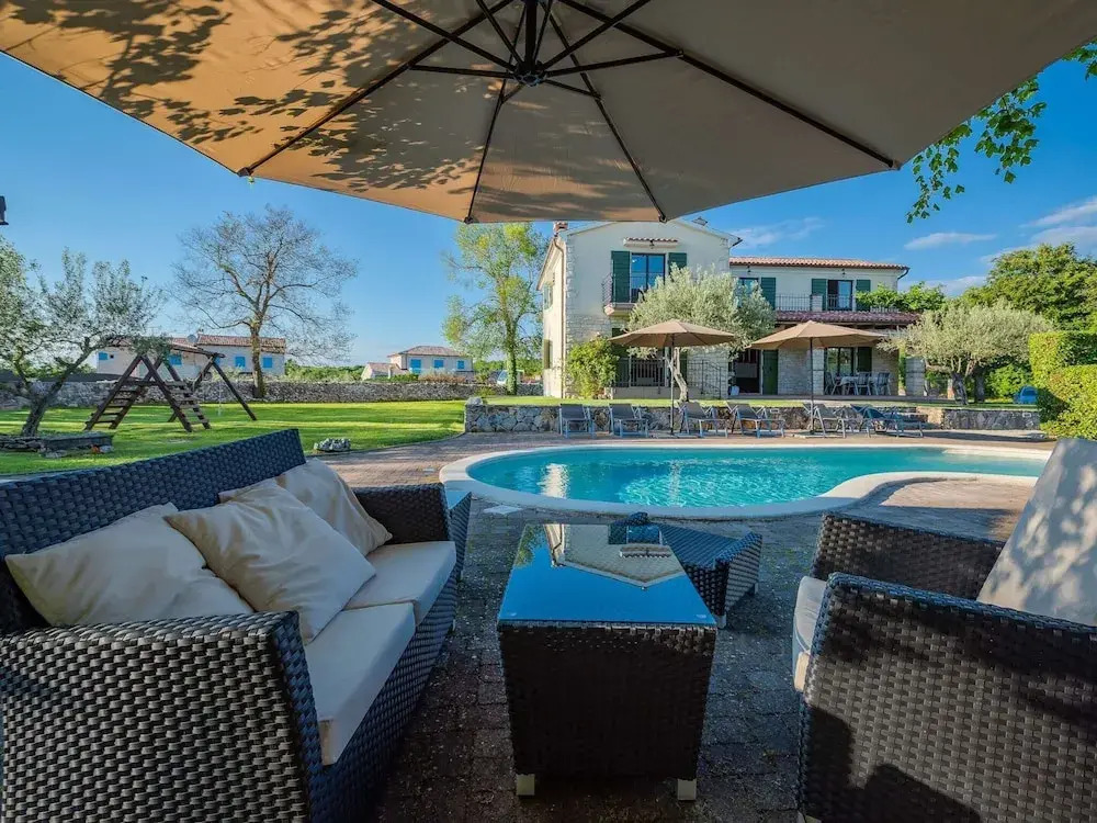 Villa in Tinjan with swimming pool