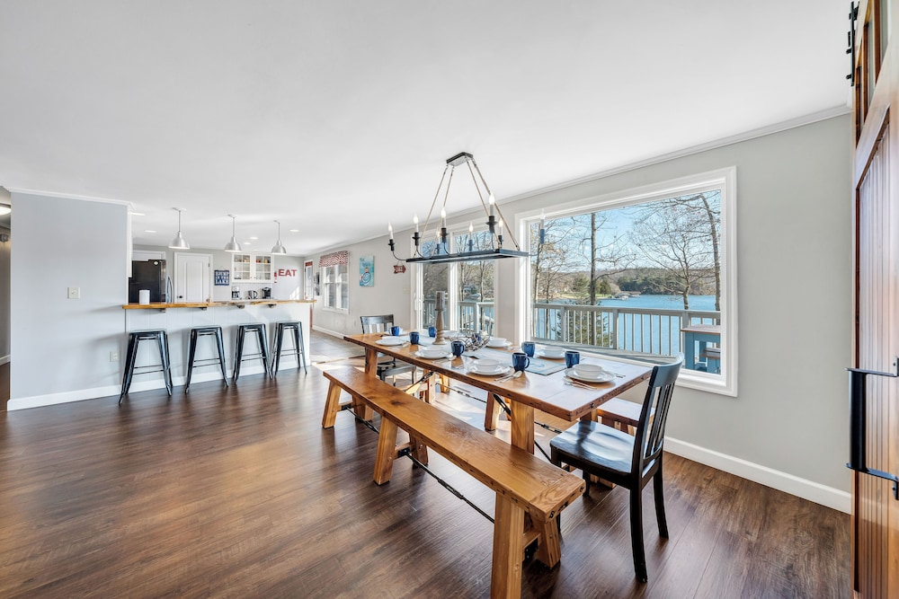 Lake Point Retreat - Lakefront Home With Hot Tub, Fire pit & Game Room
