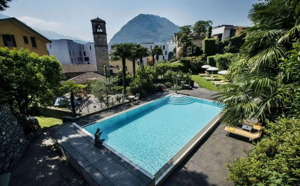 International au Lac Historic Lakeside Hotel