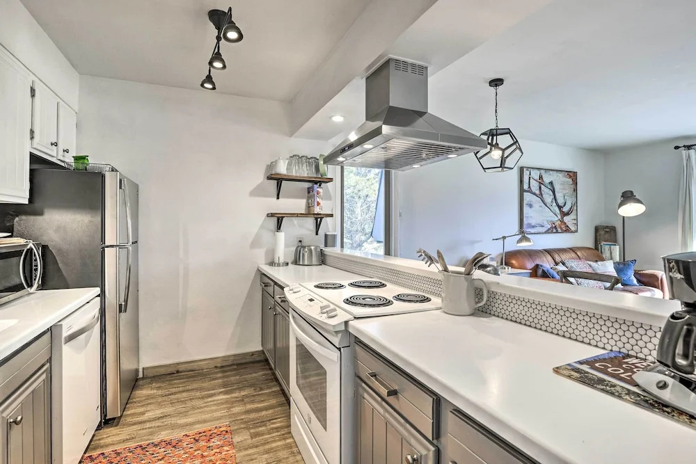 Condo w/ Balcony & Views - Steps to Ski Shuttle!