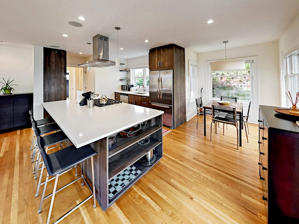 Chic Seattle Queen Anne  W/view 3 Bedroom Home