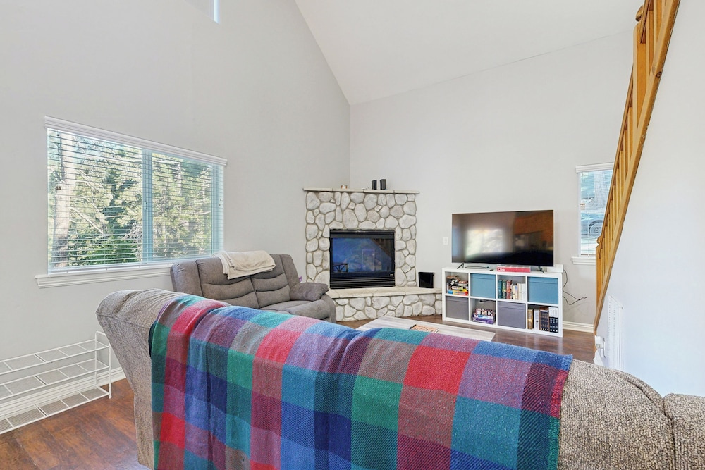 3BR Cabin w/ Grill & Fireplace - Near Hiking
