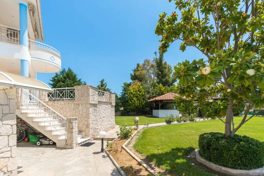 Charming Luxury Villa for 16 People