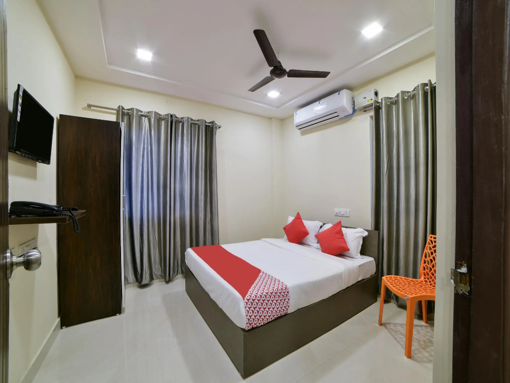 OYO 16606 Iconic Living