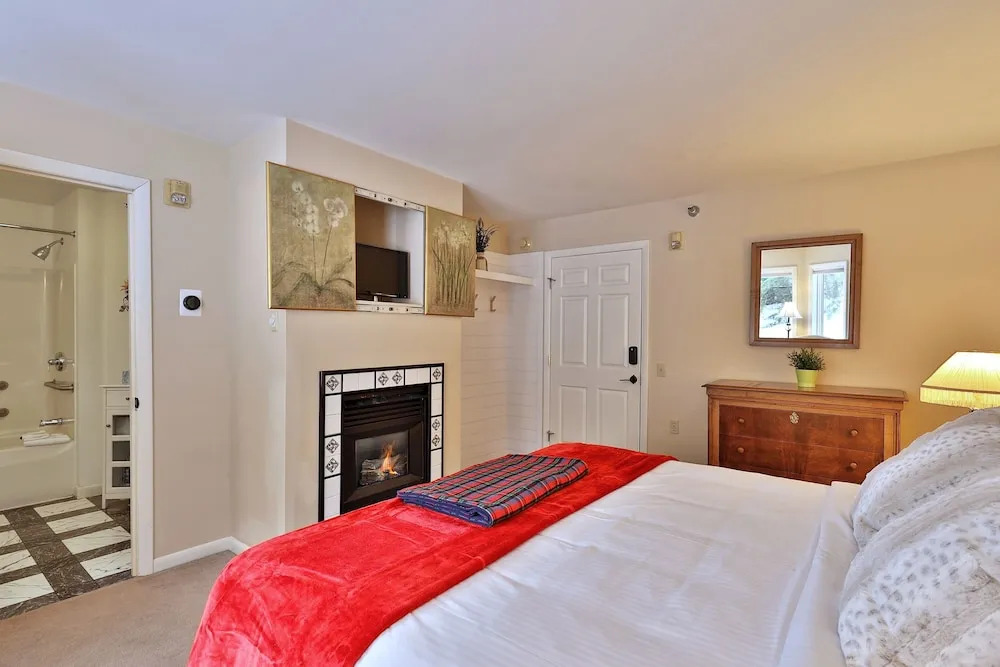 The Birch Ridge: American Classic Room #7 - King Suite In Killington. Hot Tub. 1 Bedroom Home
