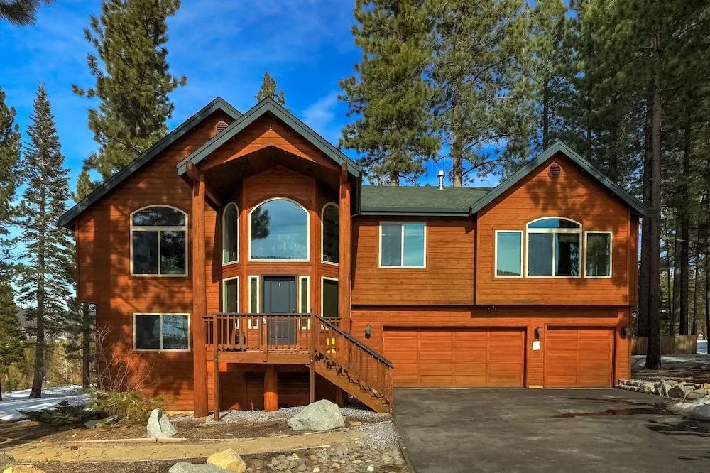 Luxe Mountain Chalet - Hot Tub, Man Cave, Foosball, Peloton