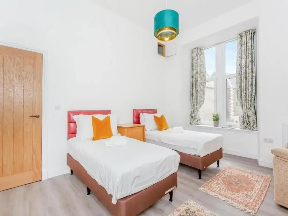 Family - Central - Parking - Wifi - Sleeps 4