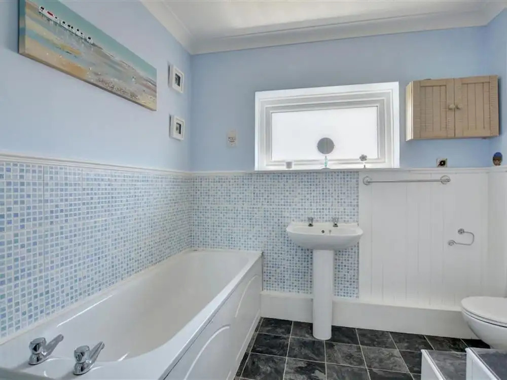 Detached Holiday Home With Beautiful Conservatory, Decorative Fireplace, and Charming Garden