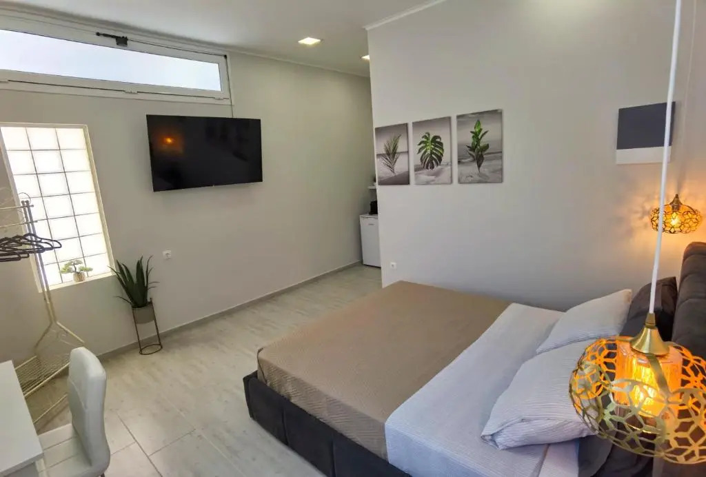 Elia Room & Garden II (new entry)