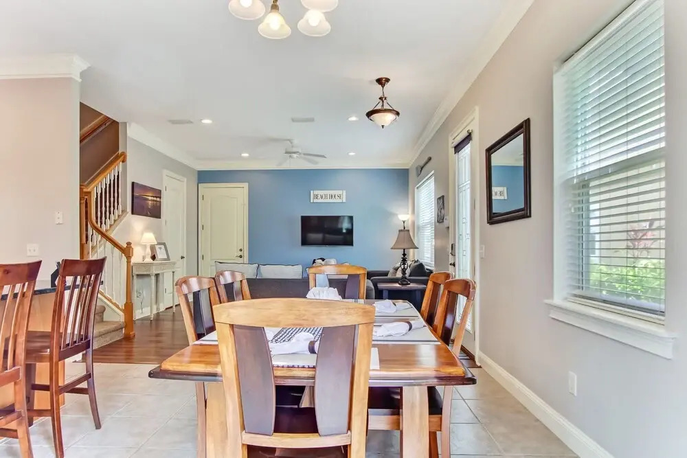 Spacious Townhome, 10 min to the Beach, Dogs OK!