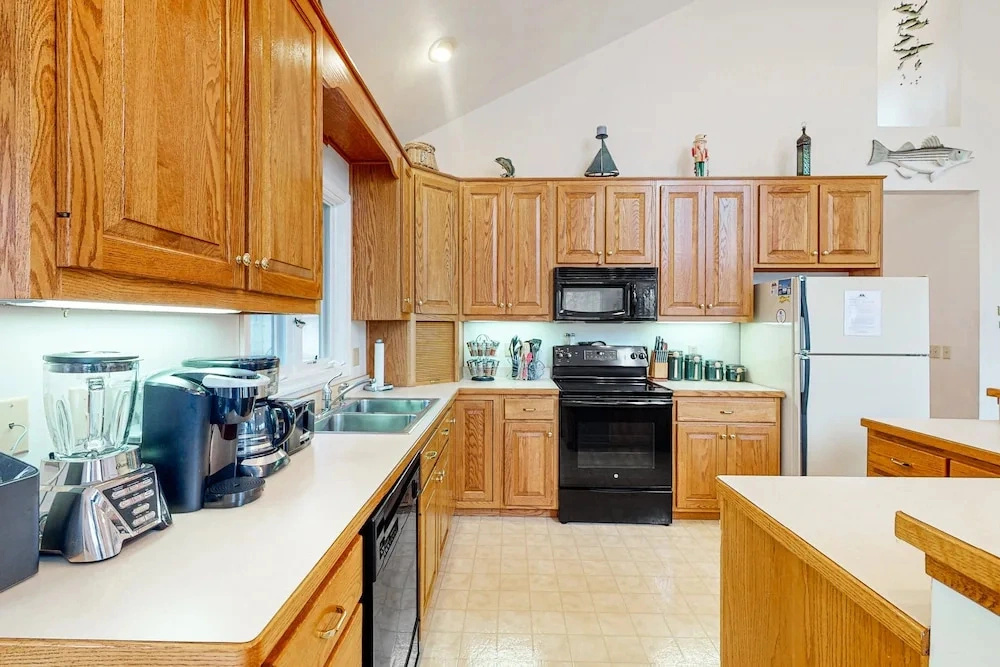 A Kerr Home - Waterfront Home With Private Dock, Lake Views, Kayaks, Paddleboat, & Pool Table