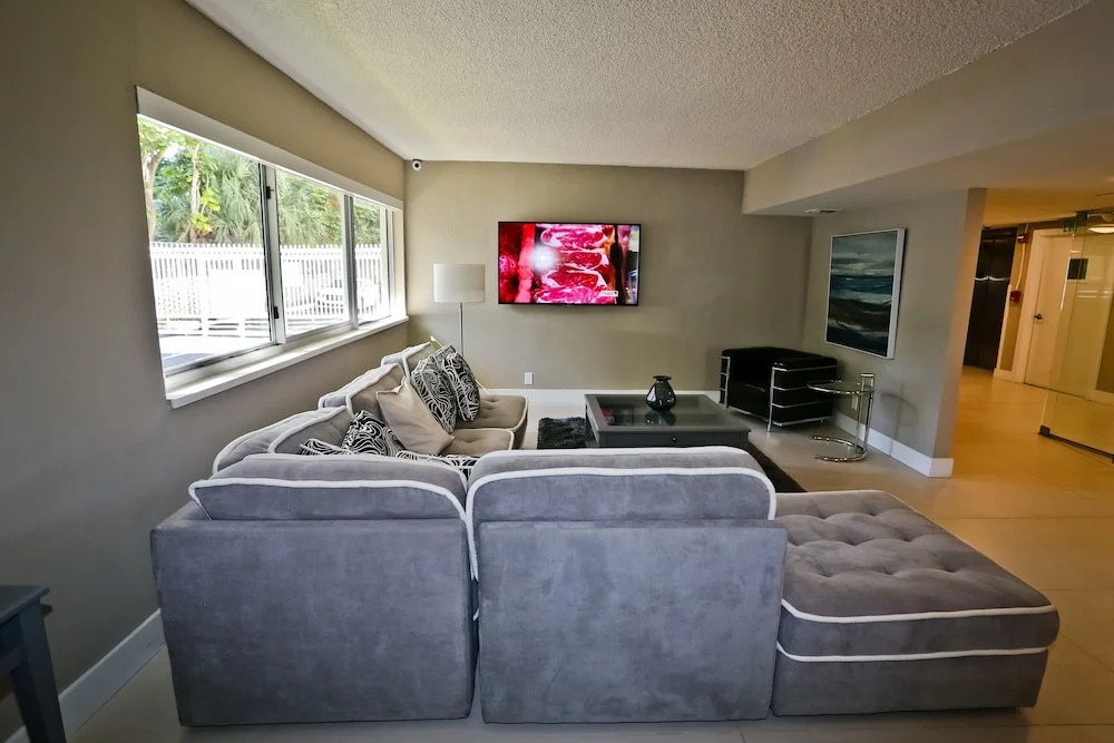 Coconut Grove Apartments by NUOVO
