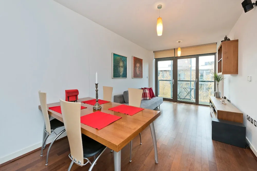 Spacious Flat With Balcony Close to the River in Greenwich by Underthedoormat