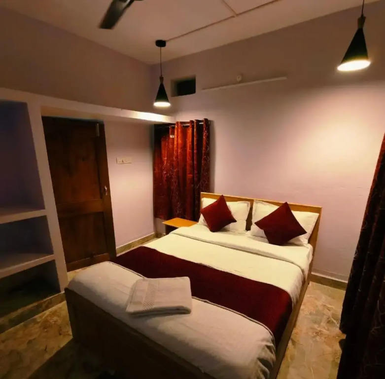 Goroomgo Rail View Guest House Puri