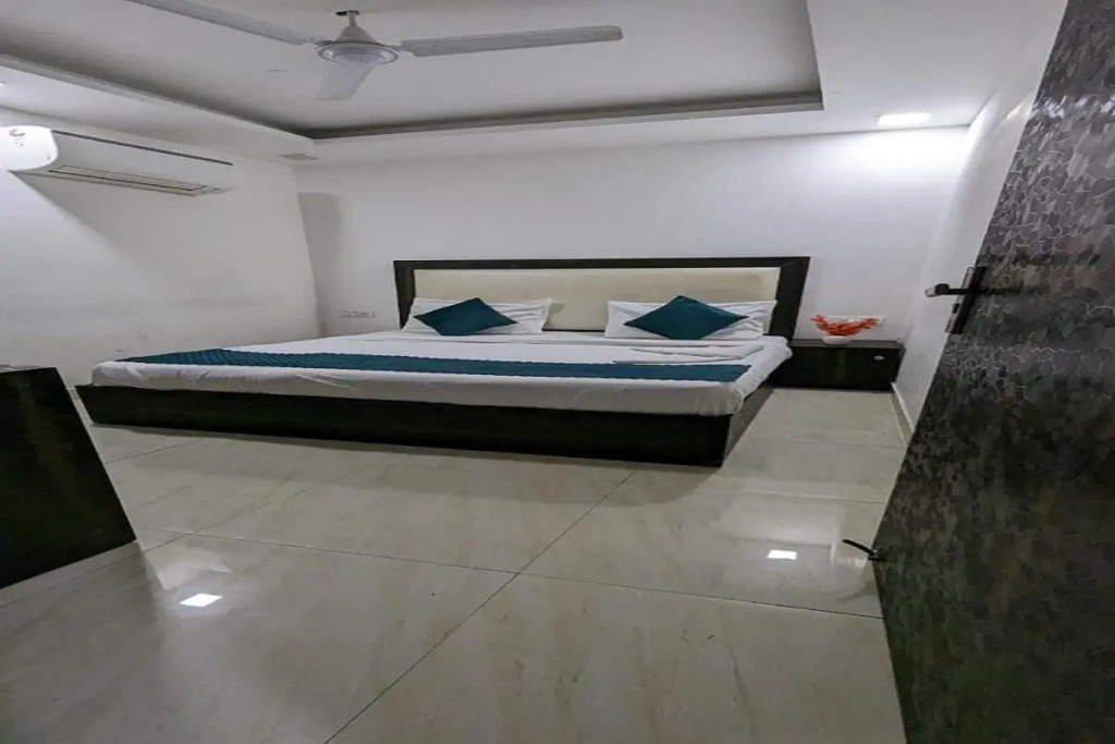 Hotel Raaso Inn - Couple Friendly