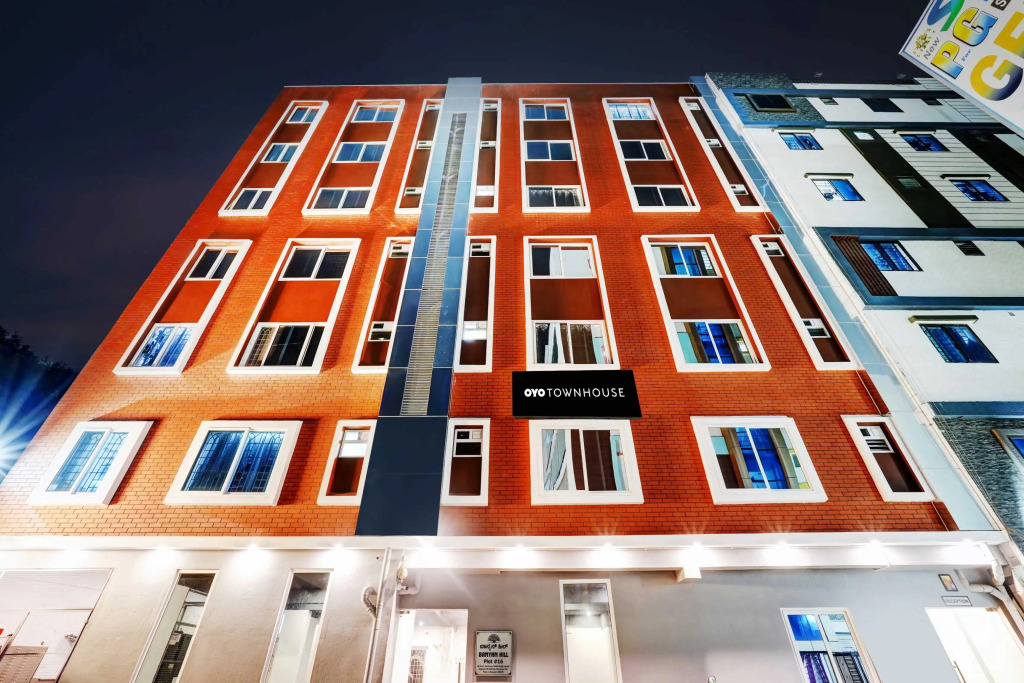 Townhouse Ecity Inn