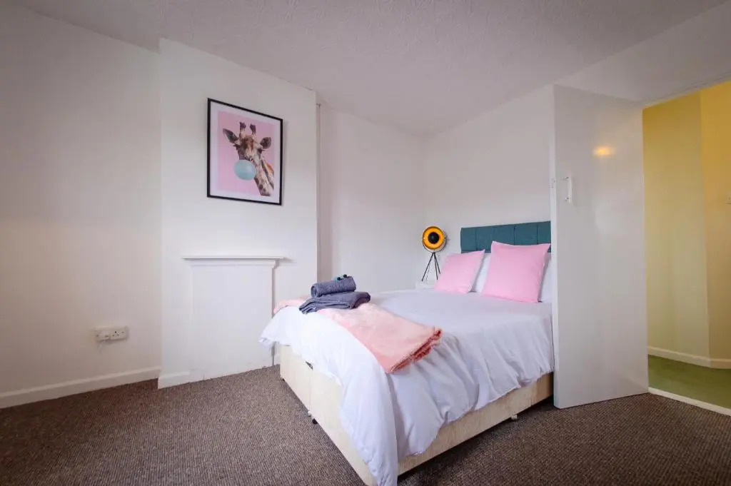 4 Bed - 2 Baths 1 Walk in Shower Lots of Parking