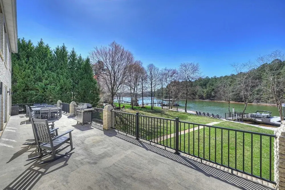 Knotty Pines by Avantstay Lake Views, Renovated